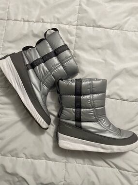 Sorel Silver Quilted Puffer Winter Boots